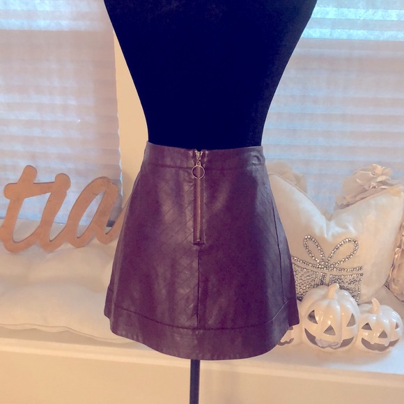Vegan leather mini skirt - Picture 2 of 6